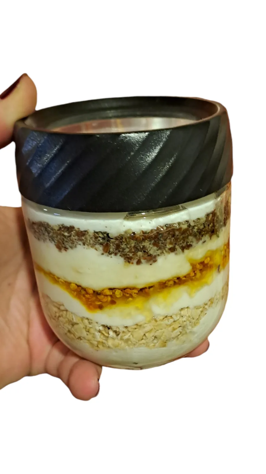 Чаша с кисело мляко, овесени ядки, пчелен прашец и мед на слоеве